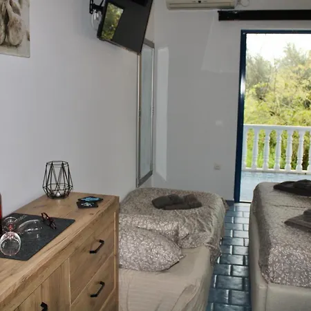 Blue Antonia لاغاناس